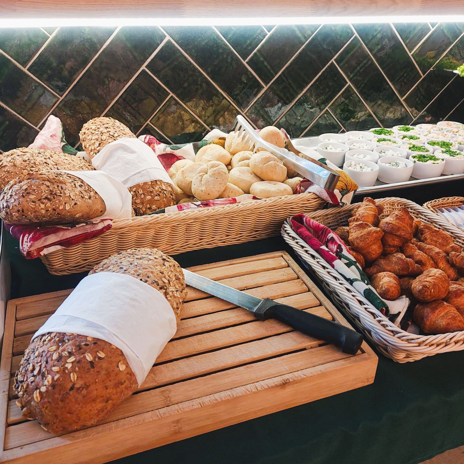 daily buffet breakfast (pln 49 per person)