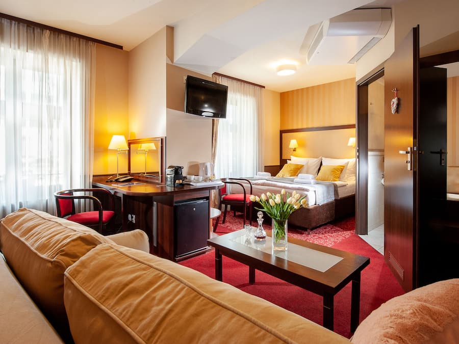 Deluxe Double Room | Peti besi dalam bilik, meja, kalis bunyi, seterika/papan seterika