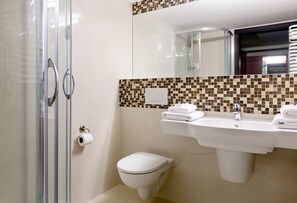 Deluxe Double Room | Bathroom | Shower, free toiletries, hair dryer, towels - Hotel Wielopole (Kraków)