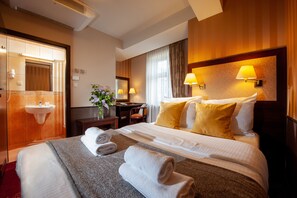 Standard Double or Twin Room | In-room safe, desk, soundproofing, iron/ironing board