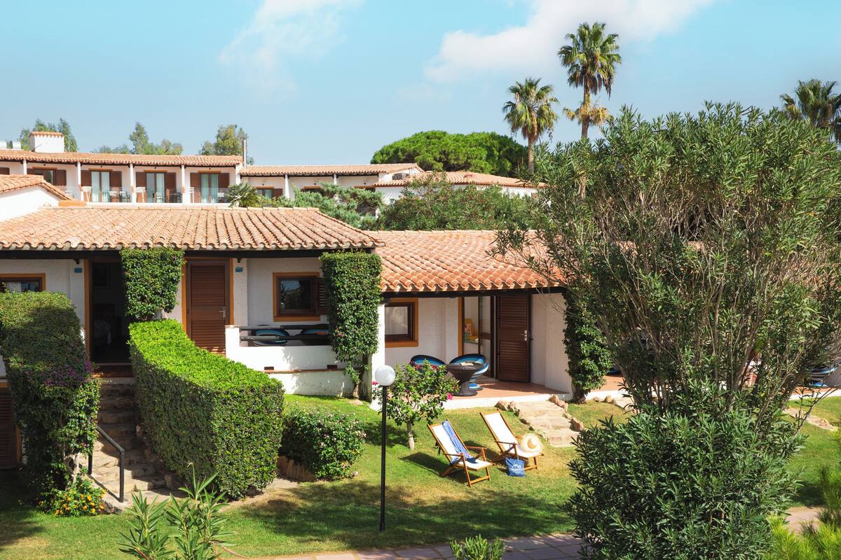 Hypo-allergenic bedding, minibar, in-room safe, desk