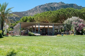 2 ristoranti, aperti a colazione, a pranzo e a cena, cucina locale