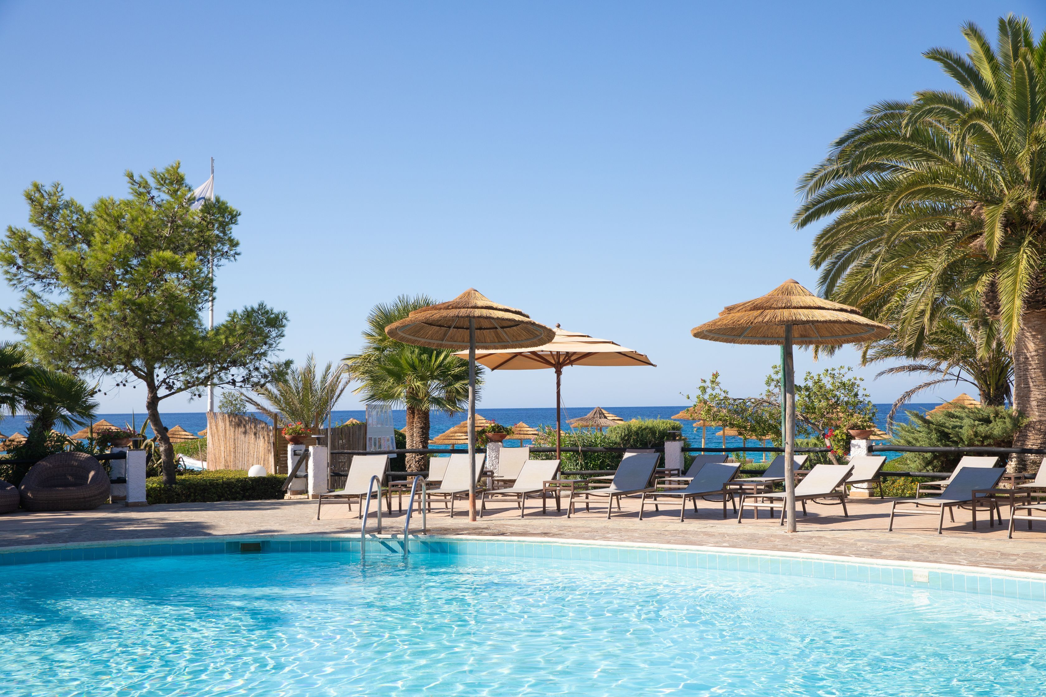 2 piscines extérieures, parasols de plage, chaises longues