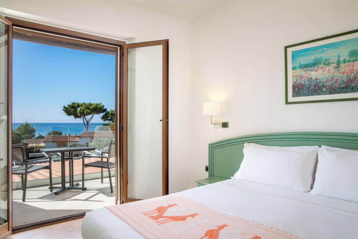 Hypo-allergenic bedding, minibar, in-room safe, desk