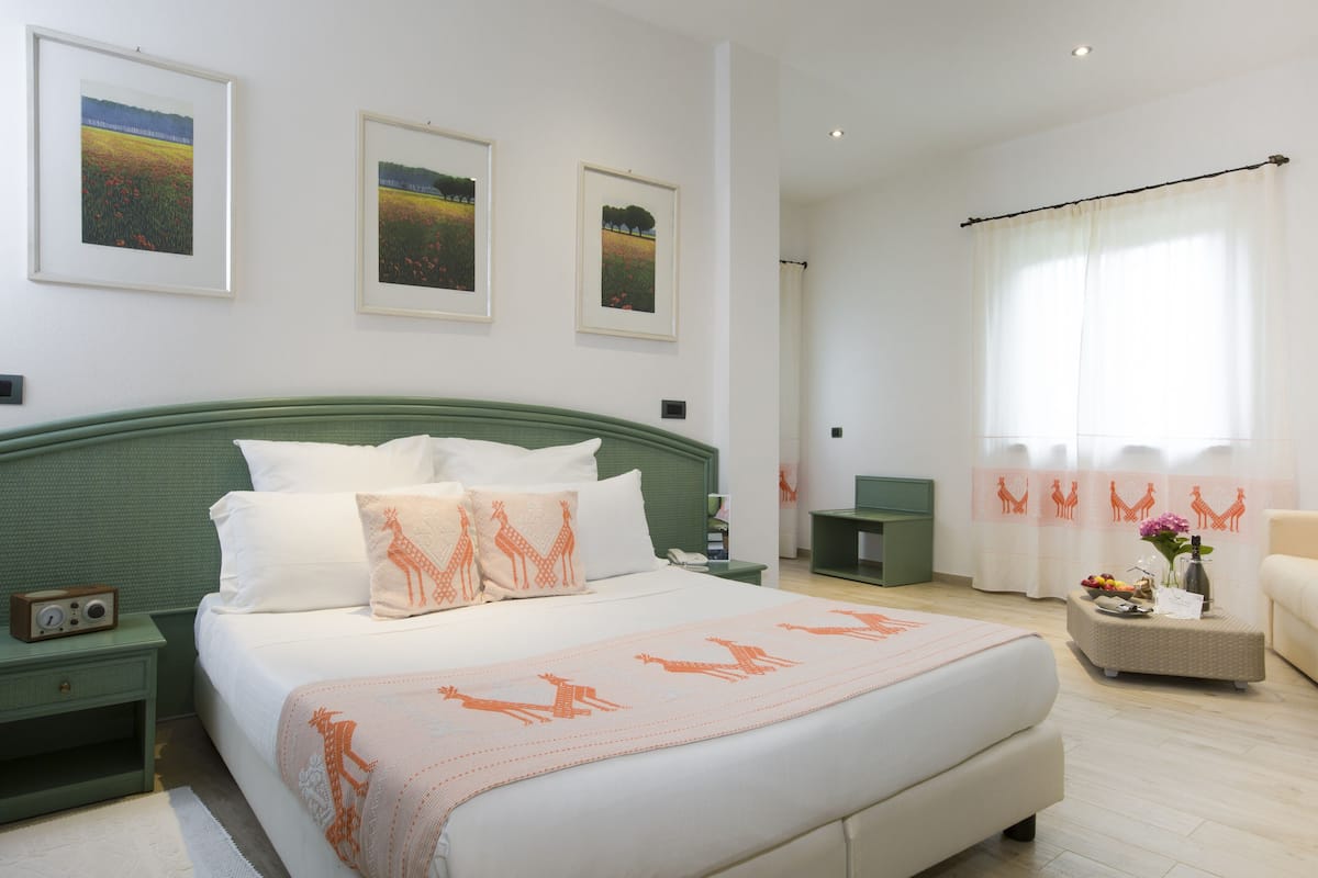 Junior Suite, Sea View | Peralatan tempat tidur premium, bar mini, peti besi dalam bilik, meja
