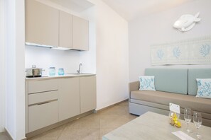 Beach Glam Suite | Private kitchen | High chair - Cormoran Resort Villasimius (Villasimius)