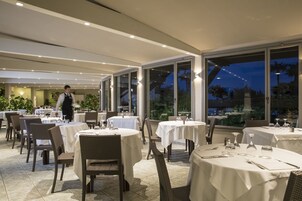 2 restaurantes; se sirve desayuno, almuerzo y cena; cocina local