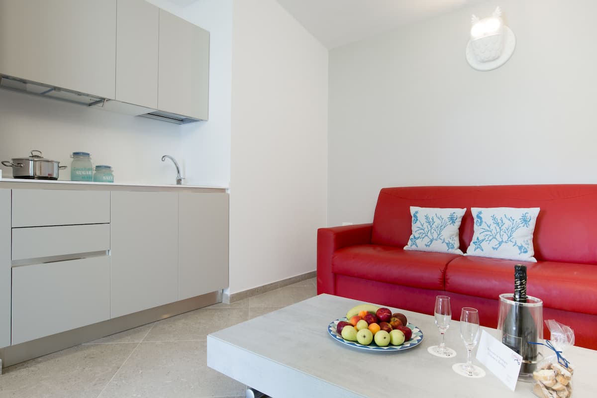 Peralatan tempat tidur premium, bar mini, peti besi dalam bilik, meja