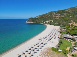 Playa privada, tumbonas, sombrillas y toallas de playa