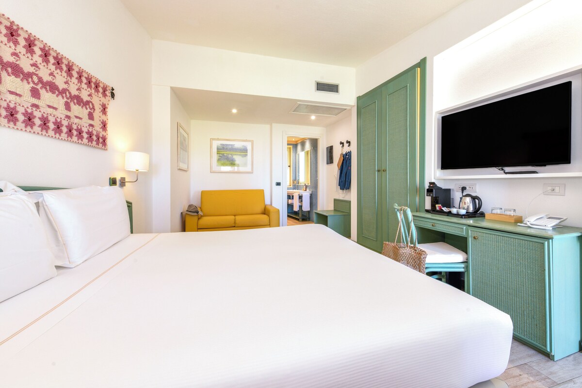 Deluxe Double Room, Beachfront | Down comforters, minibar, in-room safe, blackout drapes