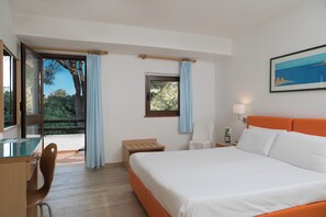 Minibar, in-room safe, blackout drapes, bed sheets - Hotel Cormoran (Villasimius)