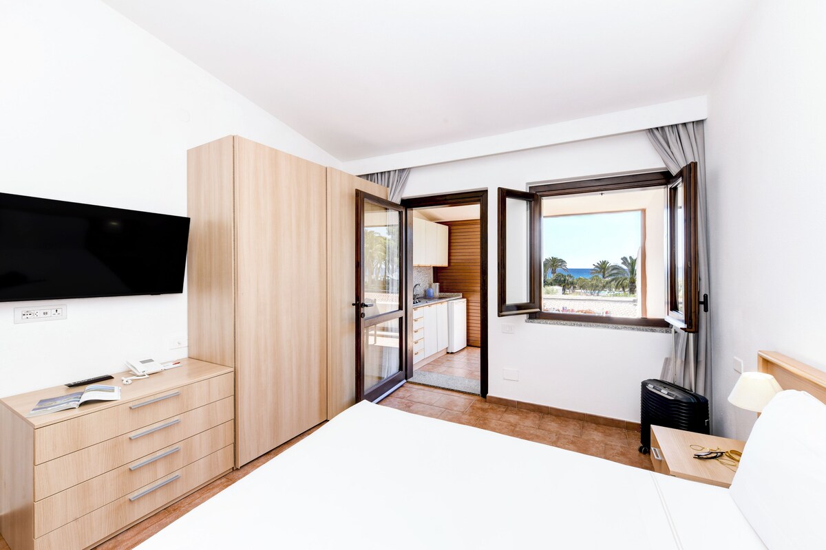 Appartamento 1° Piano Vista Mare | Down comforters, minibar, in-room safe, blackout drapes