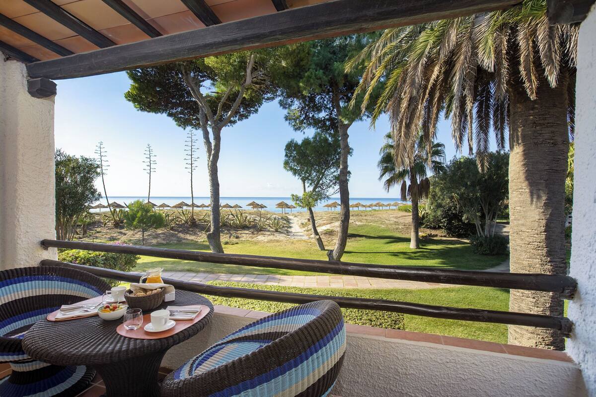 Superior Room, Sea View | Minibar, in-room safe, blackout drapes, bed sheets