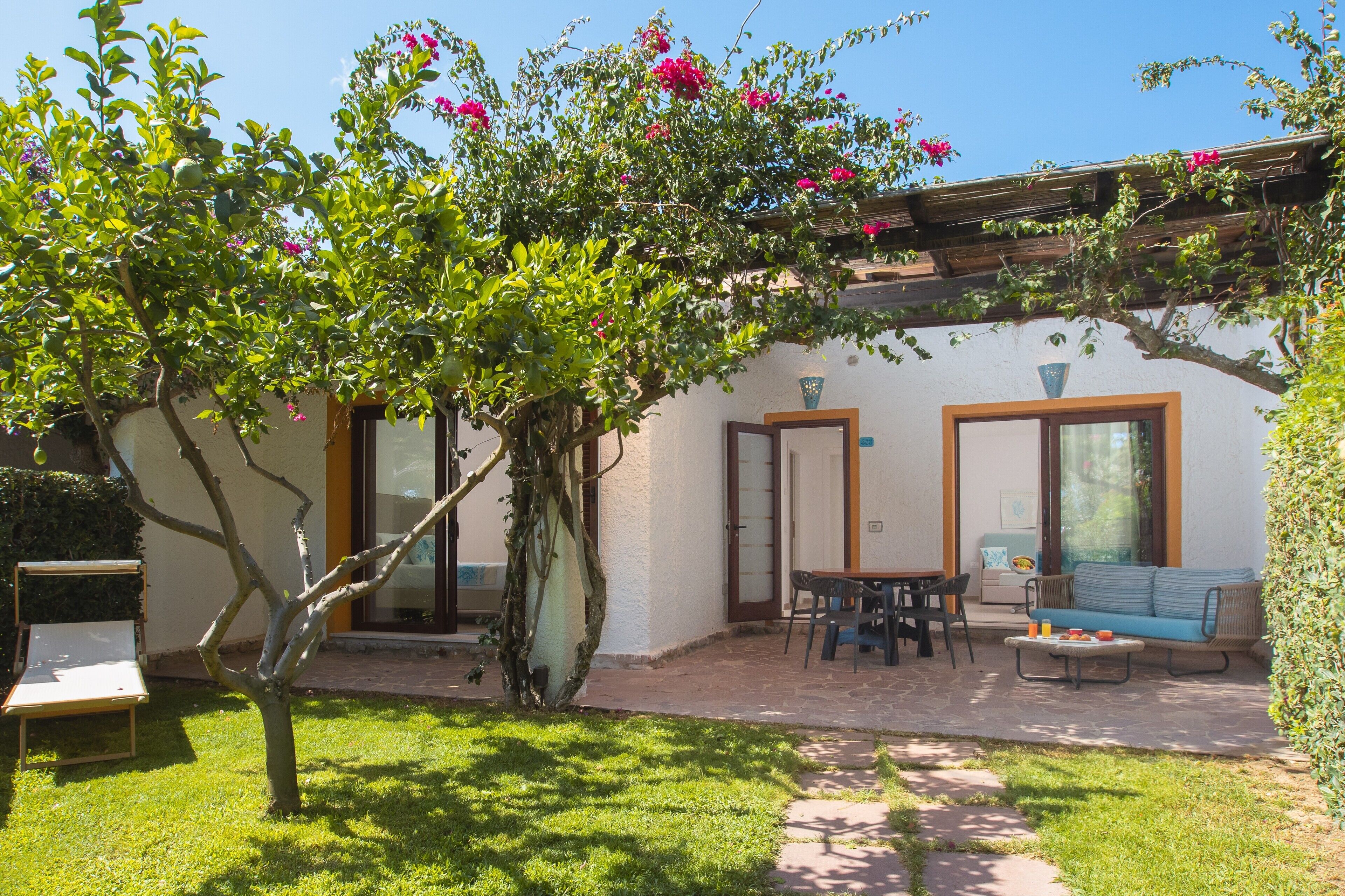 Beach Glam Suite | Copriletto in piuma, minibar, una cassaforte in camera, tende oscuranti