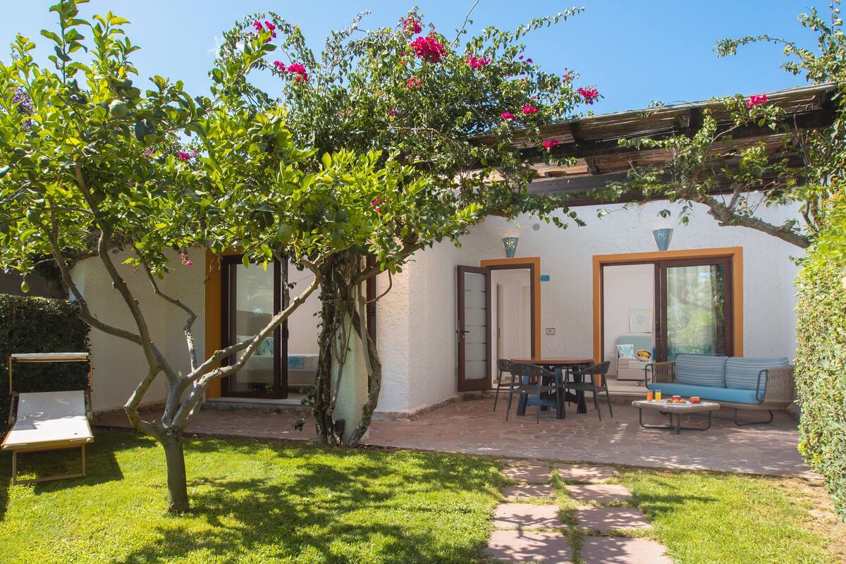 Hypo-allergenic bedding, minibar, in-room safe, desk