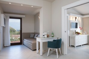 Hypo-allergenic bedding, minibar, in-room safe, desk