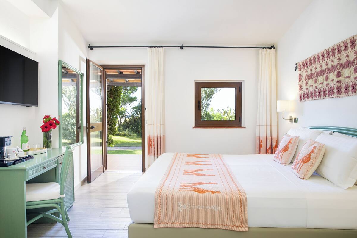 Deluxe Double Room, Beach View, Beachfront | Down comforters, minibar, in-room safe, blackout drapes