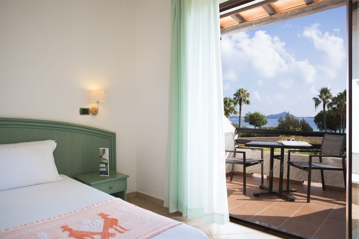 Deluxe Room, Sea View | Peralatan tempat tidur premium, bar mini, peti besi dalam bilik, meja