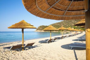 Private beach, sun-loungers, beach umbrellas, beach towels - Cormoran Resort Villasimius (Villasimius)