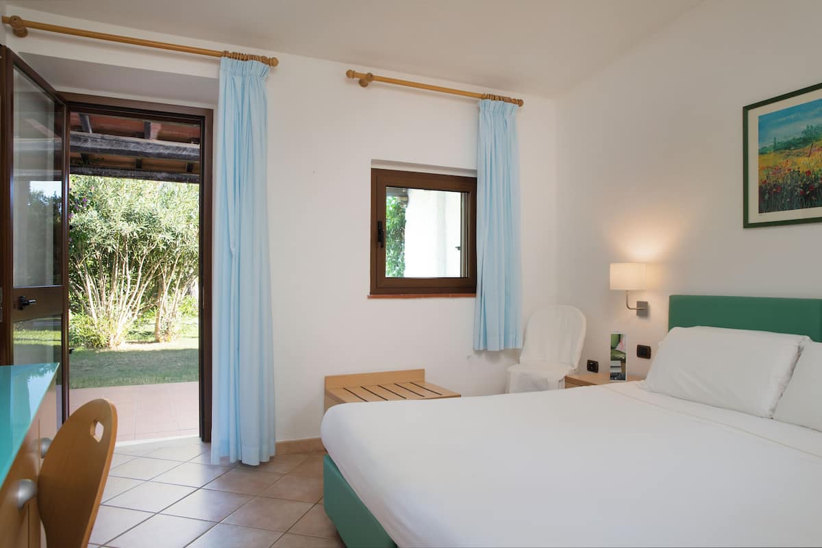 Standard Room | Peralatan tempat tidur premium, bar mini, peti besi dalam bilik, meja