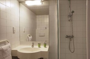 Shower, free toiletries, towels - Belambra Clubs & Hôtels - Hôtel Le Magendie (Paris)