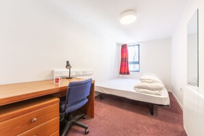 Skrivebord, strykejern/-brett, barnesenger og wi-fi (inkludert)