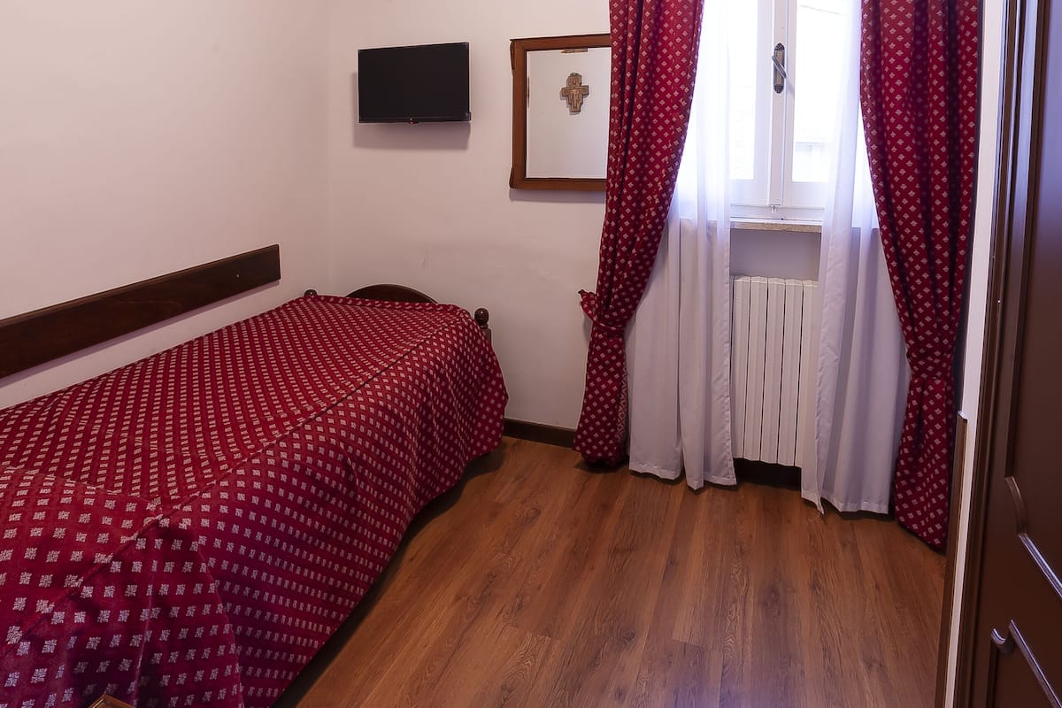 Single Room | Minibar, blackout drapes, free WiFi