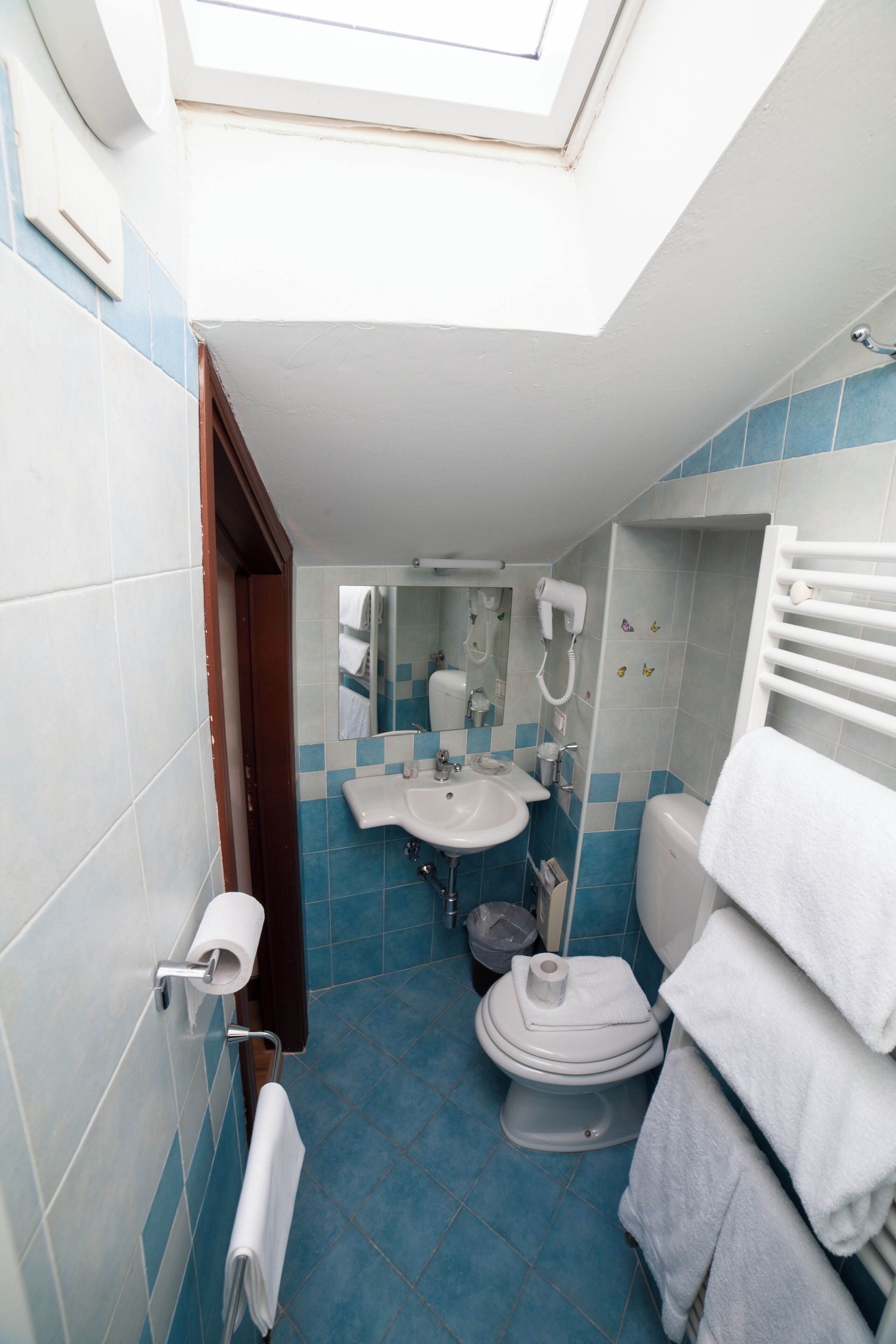 economy room | bathroom | shower, hair dryer, bidet, towels
