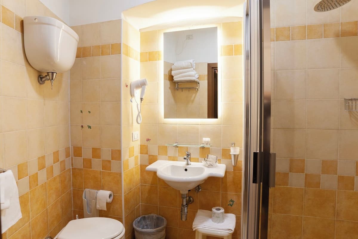 standard quadruple room | bathroom | shower, hair dryer, bidet, towels