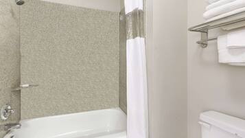 Combined shower/bathtub, free toiletries, hair dryer, towels
