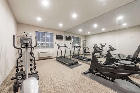 Salle de remise en forme. Super 8 by Wyndham Alvarado