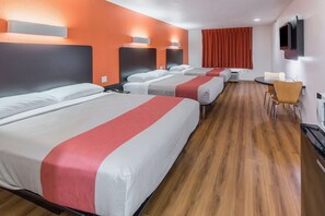 Deluxe-huone, useita sänkyjä, tupakointi kielletty, jääkaappi ja mikroaaltouuni | Työpöytä, Wi-Fi, vuodevaatteet