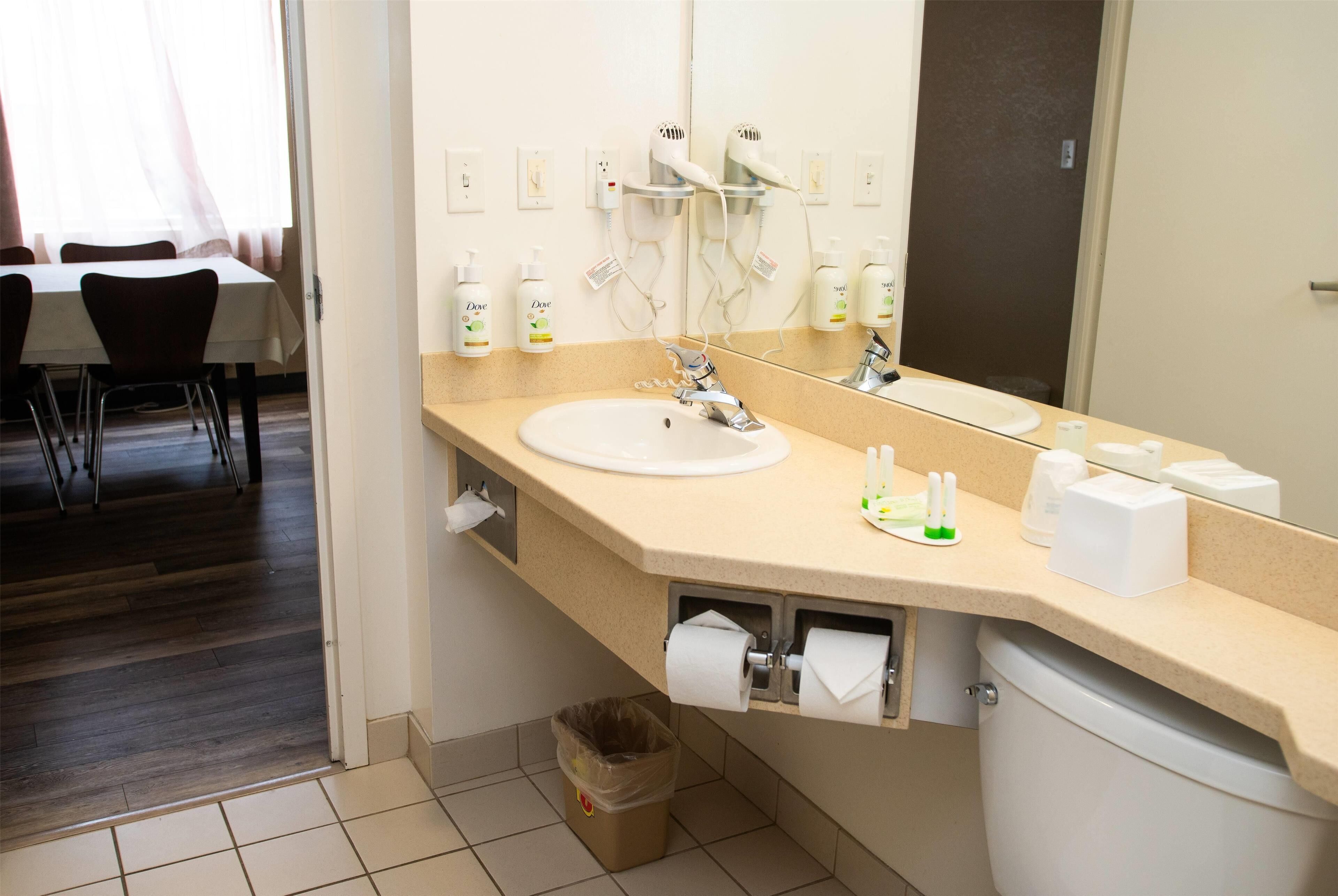 Photo - Super 8 by Wyndham Mississauga