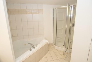Bathroom - Super 8 by Wyndham Mississauga (Mississauga)