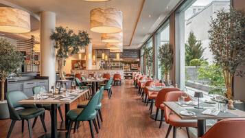 Petit déjeuner, déjeuner et dîner servis sur place
