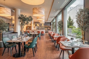 Déjeuner, dîner et souper servis sur place