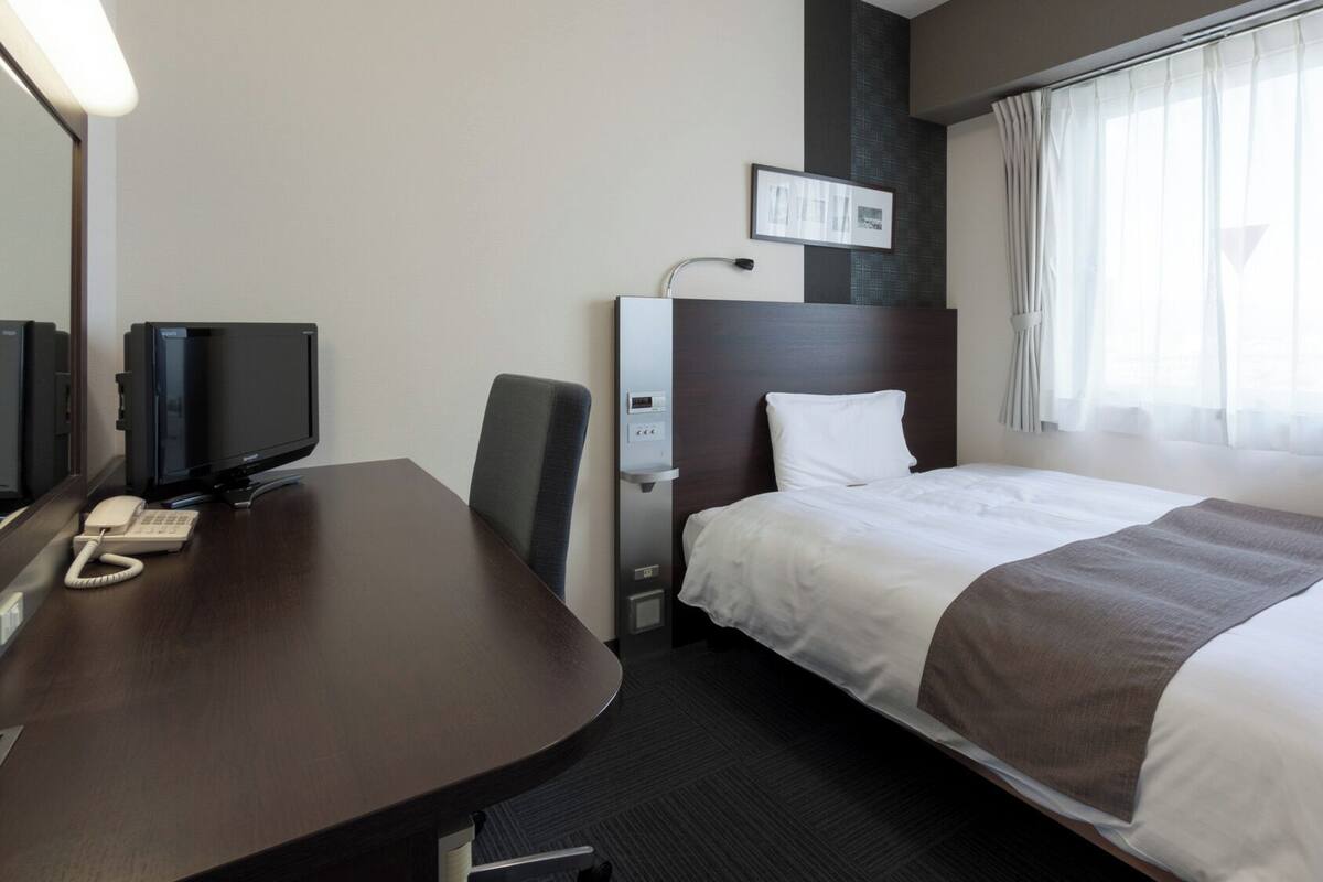 Ropa de cama de alta calidad, escritorio y cortinas blackout