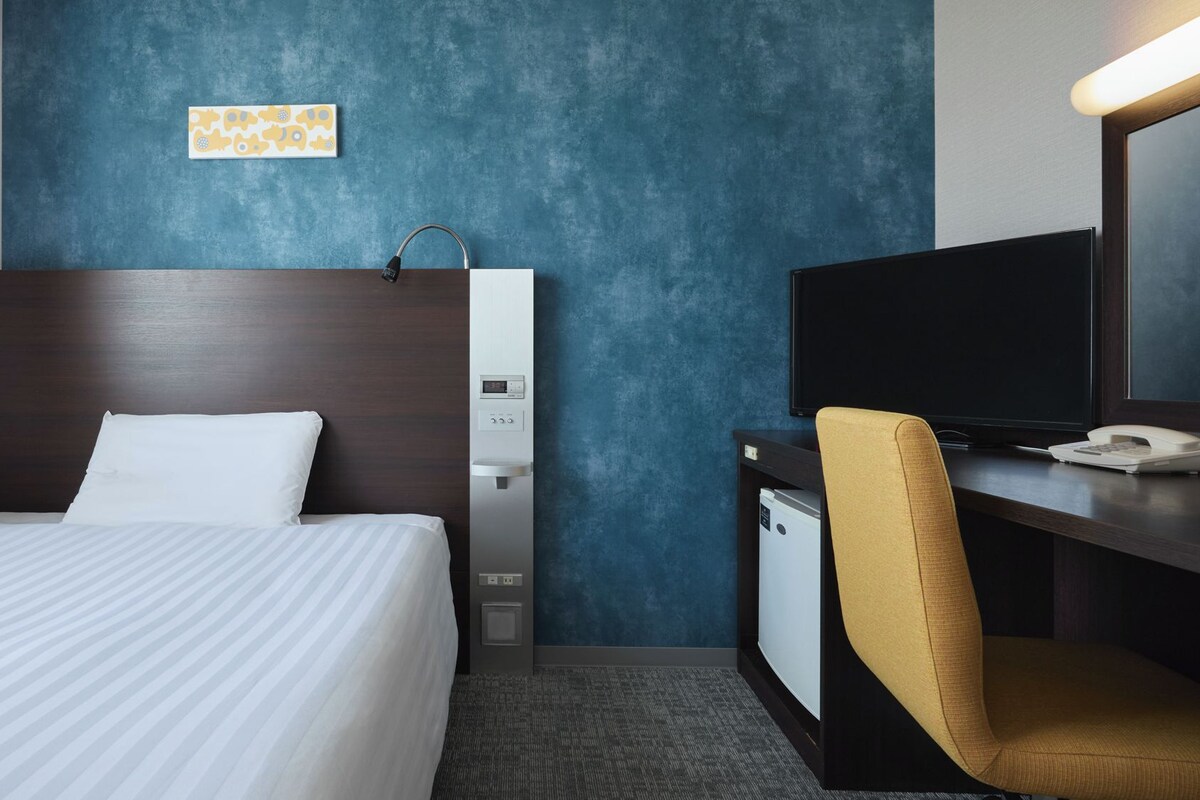 Premium bedding, desk, blackout curtains, soundproofing