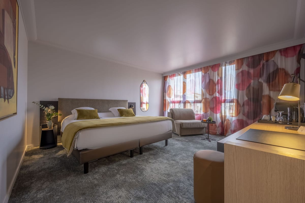 Executive-værelse - 1 queensize-seng (Larger Room) | 1 soveværelse, egyptiske bomuldslagner, premium-sengetøj