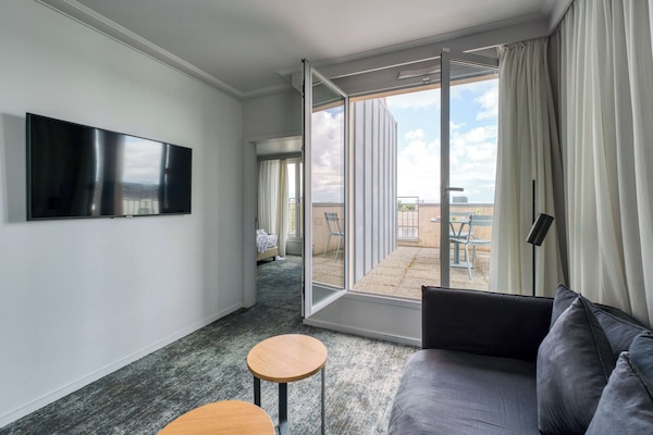 Suite, 1 letto king, non fumatori, terrazzo (Separate Living Room;with Sofabed) | Servizio della camera