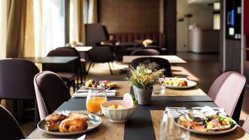 Desayuno buffet diario (EUR 20.90 por persona)
