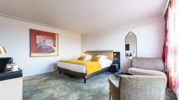 Quarto executivo, 1 cama Queen, para fumantes (Larger Room) | 1 quarto, roupas de cama de algodão egípcio, roupas de cama premium