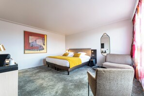 Executive Room, 1 Queen Bed, Smoking (Larger Room)