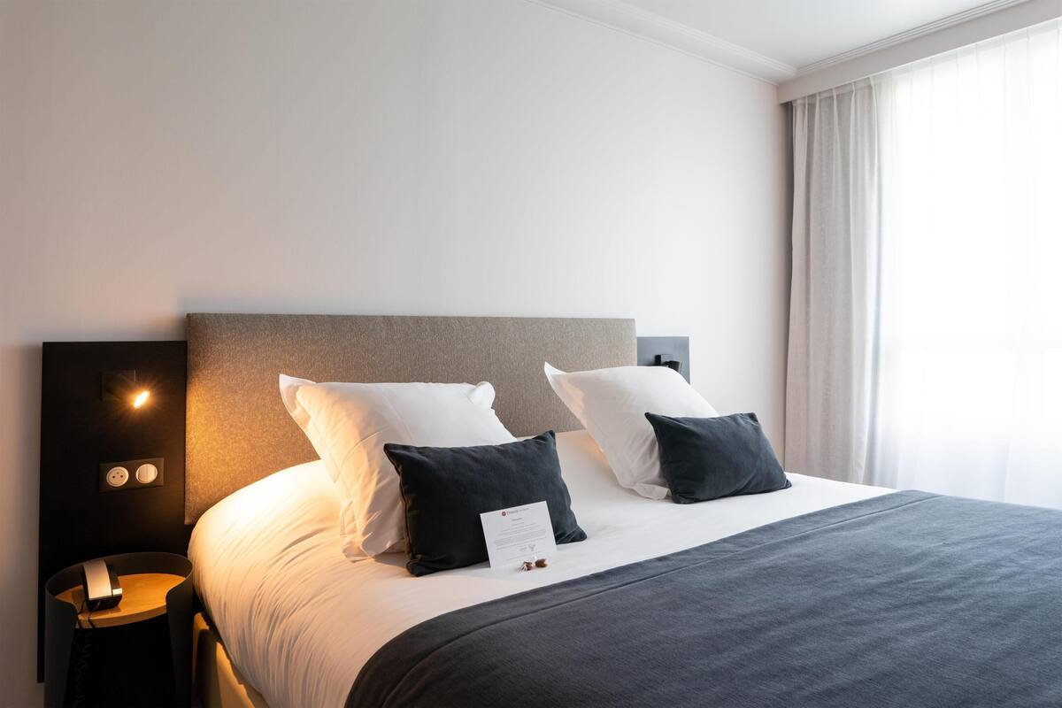 Suite Premium, 1 cama King size, para no fumadores, tina (Separate Living Room) | 1 habitación, sábanas de algodón egipcio y ropa de cama de alta calidad