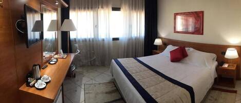 Cubrecamas, caja de seguridad en la habitación y escritorio