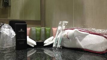 Douche, sèche-cheveux, bidet, serviettes fournies