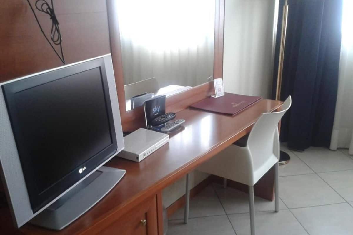 1 habitación, edredón, caja de seguridad en la habitación y escritorio