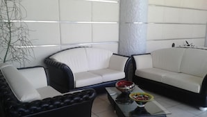 Una sala de estar moderna con dos sofás, una mesa de centro y una planta decorativa.