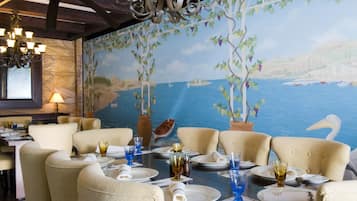 3 restaurants, breakfast served