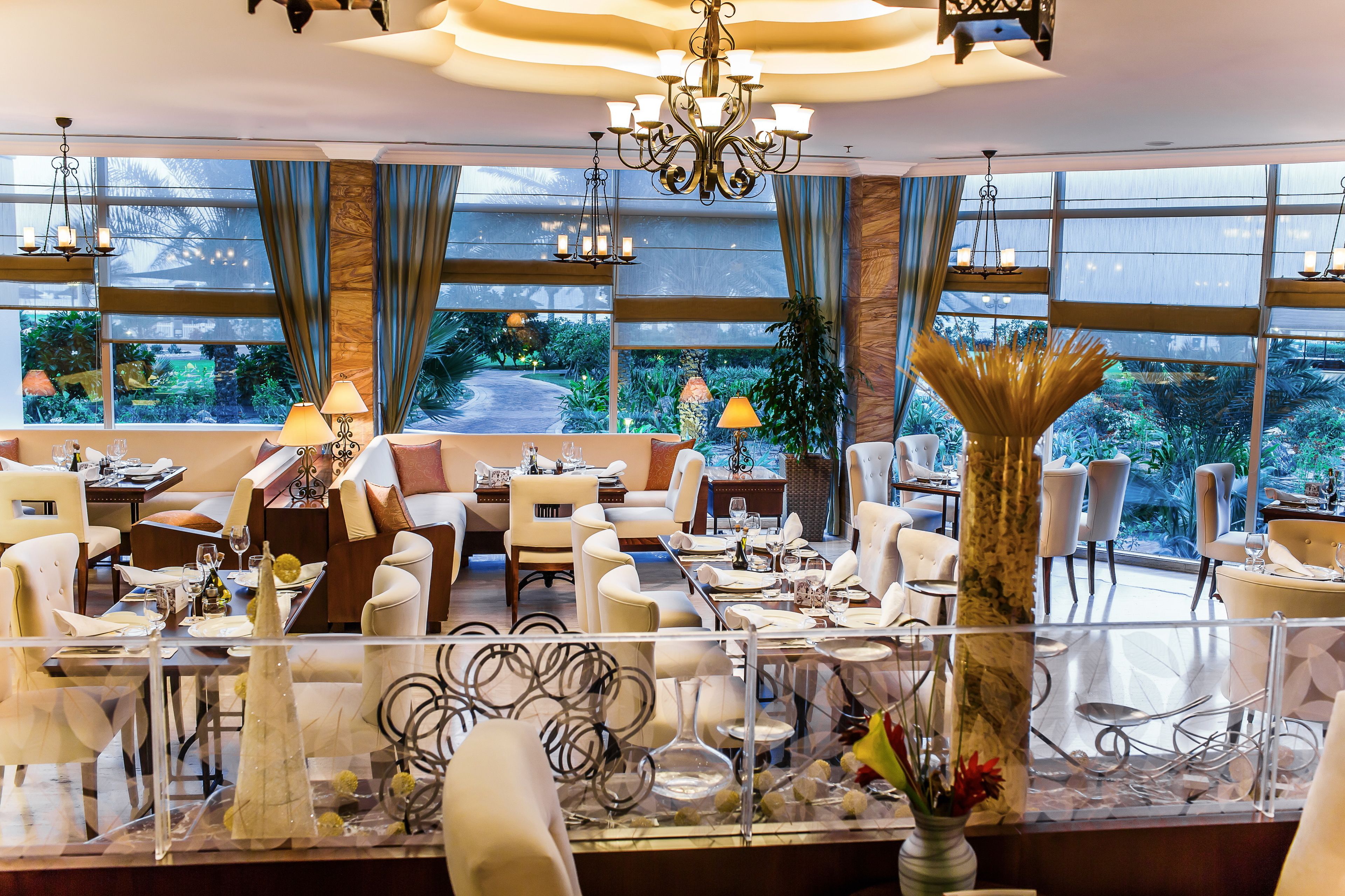 3 restaurants, breakfast served